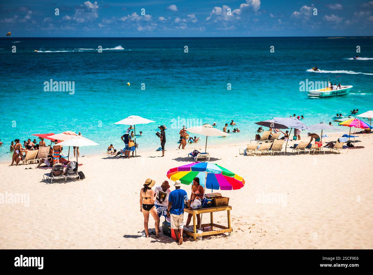 Nassau, Bahamas - 19 agosto 2018: Sabbia bianca e acqua acquamarina rendono Cabbage Beach una delle migliori delle Bahamas. Foto Stock