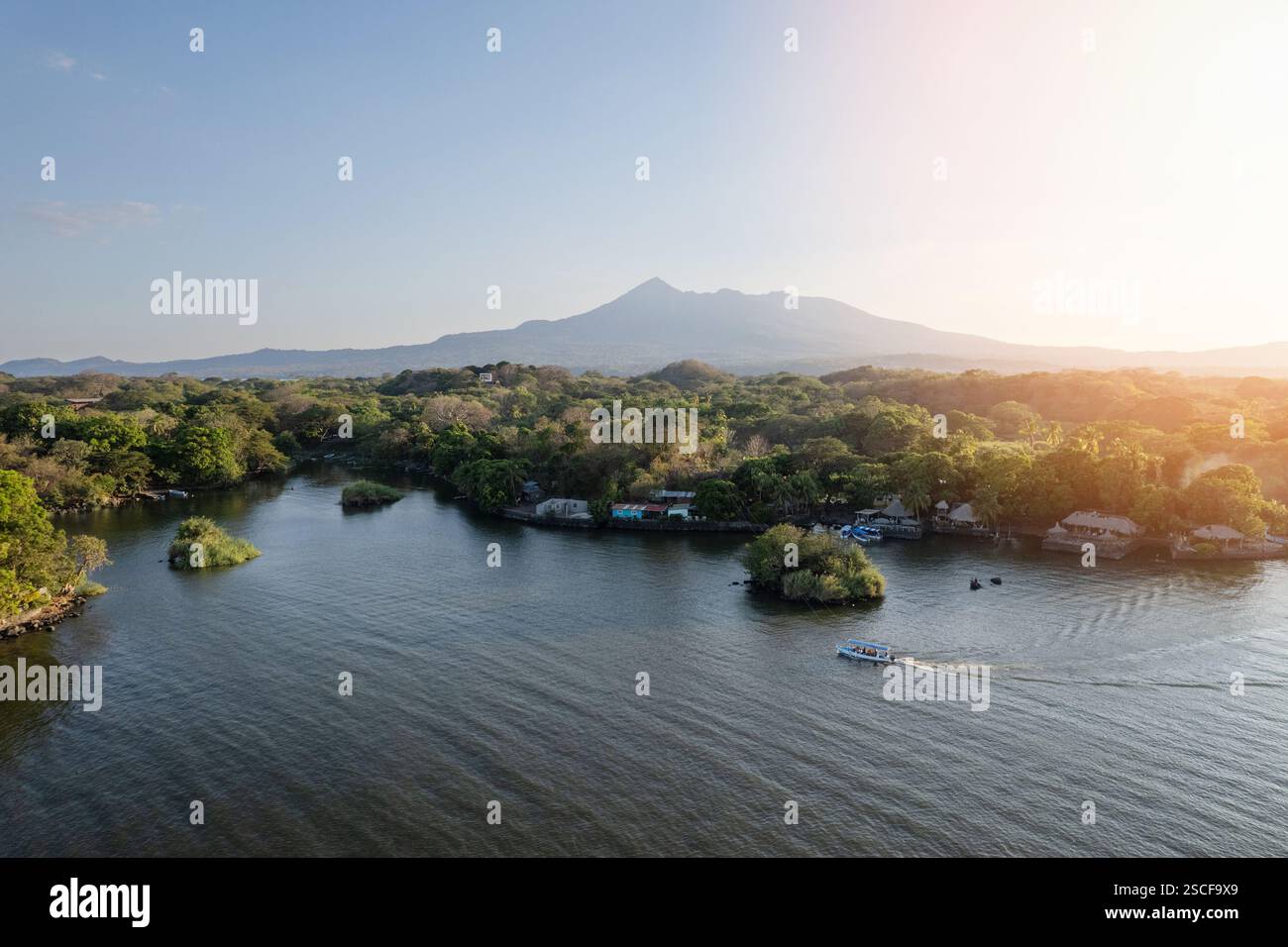 Tour al tramonto in barca per le vacanze nel vulcano Nicaragua mombacho con vista aerea sullo sfondo del drone Foto Stock