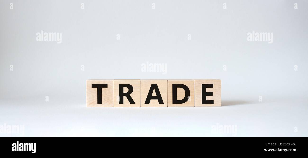 Simbolo commerciale. Cubi di legno con Word Trade. Splendido sfondo bianco. Concetto commerciale. Copia spazio. Foto Stock