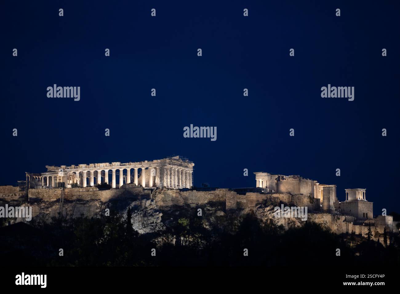 Acropoli illuminata di notte all'ora blu da giù nella città di Atene, in Grecia Foto Stock