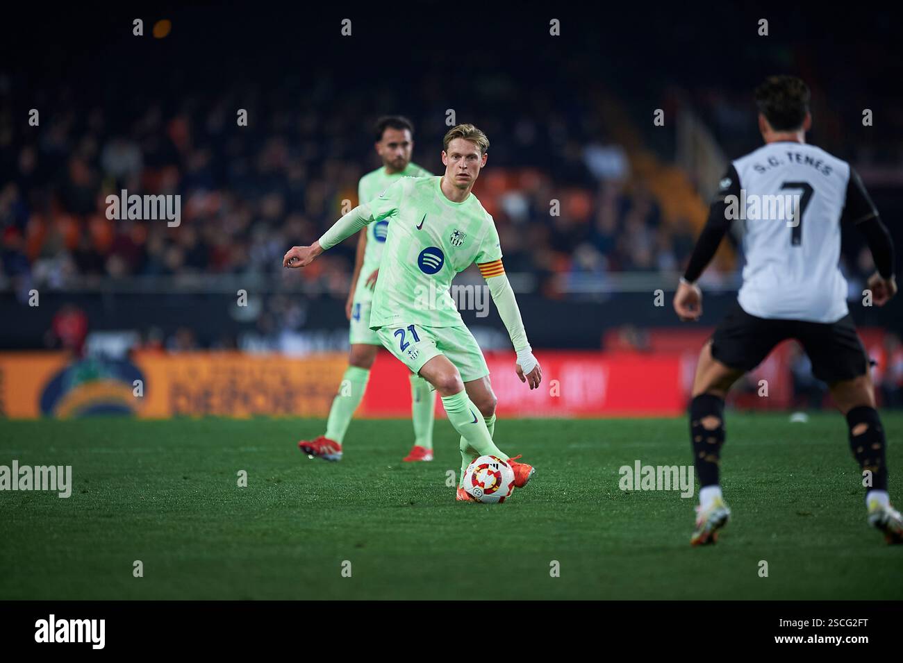 Valencia, Spagna. 6 febbraio 2025. Frenkie De Jong del FC Barcelona visto in azione durante la partita dei quarti di finale della Coppa del Rey spagnola tra Valencia CF e FC Barcelona allo stadio Mestalla. Punteggio finale: Valencia CF 0-5 Barcelona FC credito: SOPA Images Limited/Alamy Live News Foto Stock
