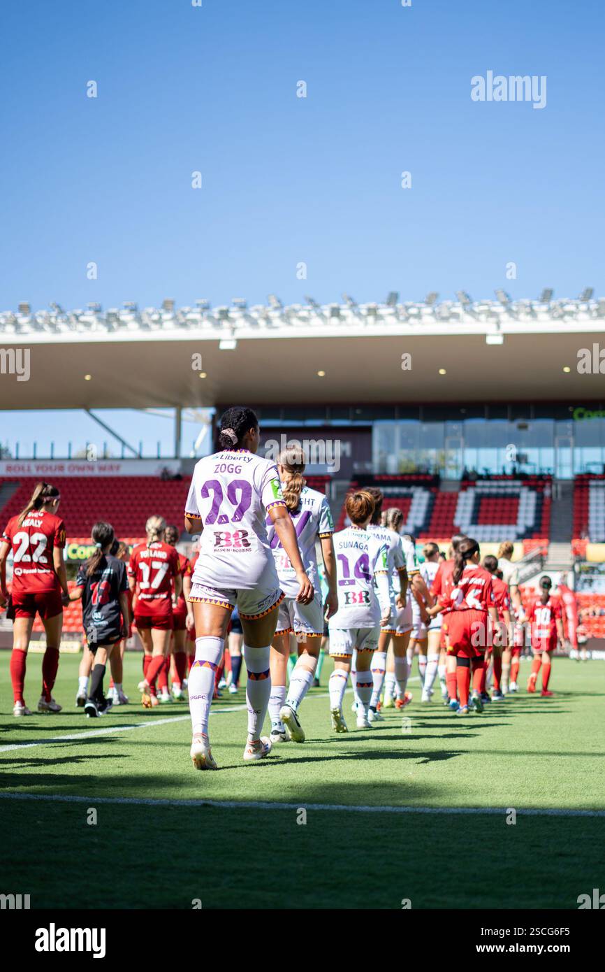 Adelaide, Australia. 7 febbraio 2025. Adelaide, Australia, 7 febbraio 2025: I giocatori di entrambe le squadre camminano sul campo durante la partita femminile Ninja A-League tra l'Adelaide United e il Perth Glory al Coopers Stadium di Adelaide, Australia. (NOE Llamas/SPP) credito: SPP Sport Press Photo. /Alamy Live News Foto Stock Adelaide, Australia. 7 febbraio 2025. Adelaide, Australia, 7 febbraio 2025: I giocatori di entrambe le squadre camminano sul campo durante la partita femminile Ninja A-League tra l'Adelaide United e il Perth Glory al Coopers Stadium di Adelaide, Australia. (NOE Llamas/SPP) credito: SPP Sport Press Photo. /Alamy Live News Foto Stock