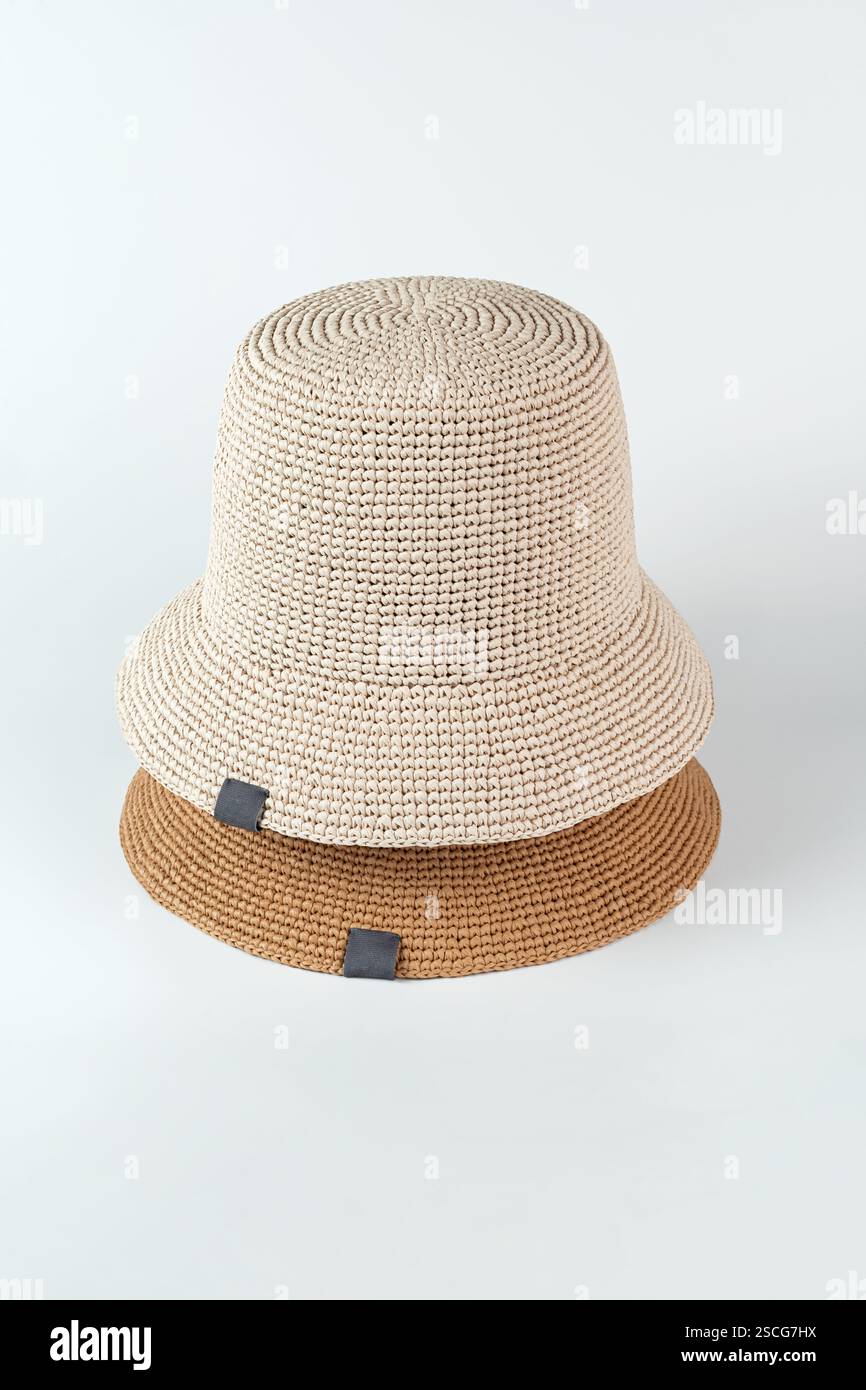 Cappelli isolati beige e marrone su sfondo bianco. Mockup cappelli, nessun marchio, presentazione frontale Foto Stock