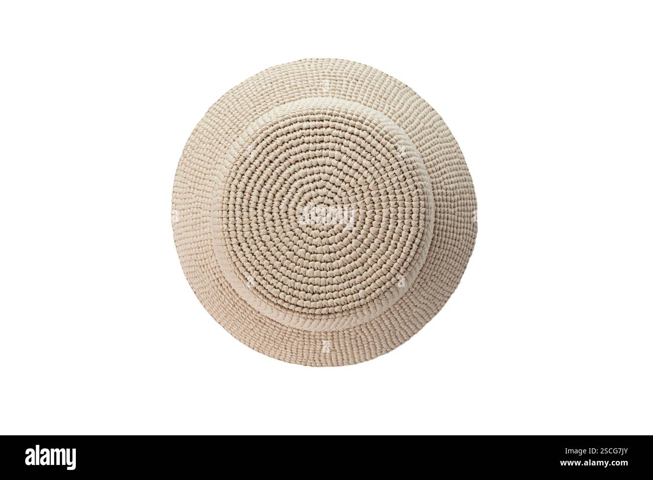 Un cappello isolato beige fatto di rafia su sfondo bianco. Mockup cappelli, nessun marchio, presentazione dall'alto Foto Stock