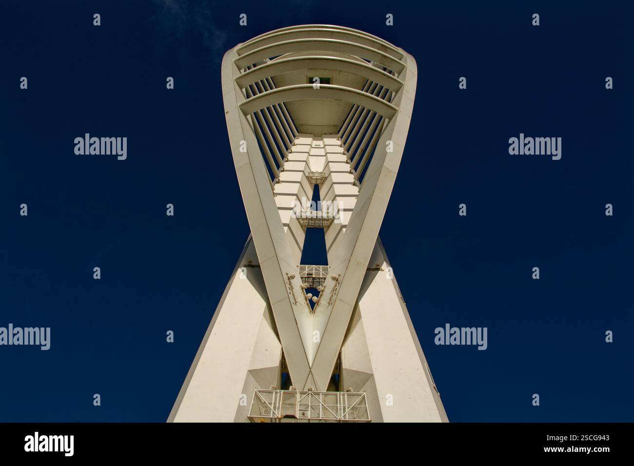 Spinnaker Tower verso l'alto Vista verticale delle vele - Portsmouth Island City Foto Stock