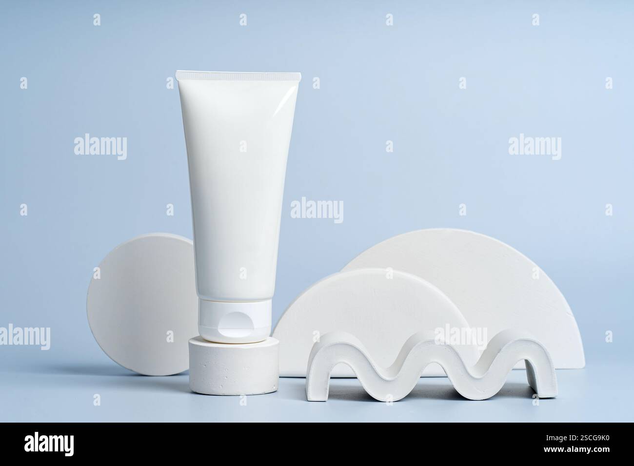 Una crema per il viso o il corpo su un podio di cemento bianco, un prodotto di presentazione, un marketing Foto Stock