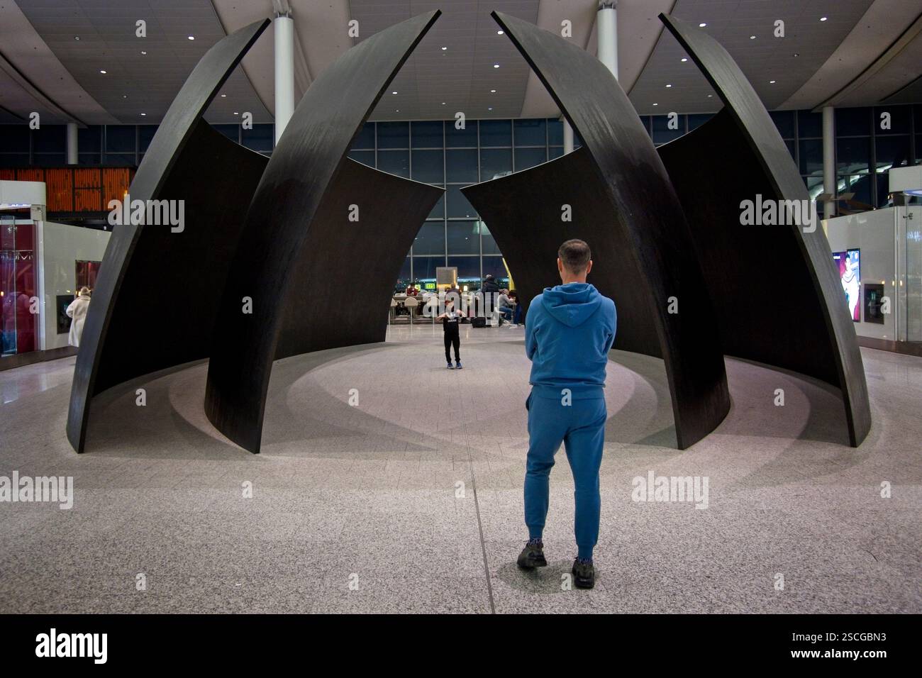 Toronto Canada - 9 gennaio 2025 - Arte all'aeroporto Pearson - sfere inclinate di Richard Serra Foto Stock