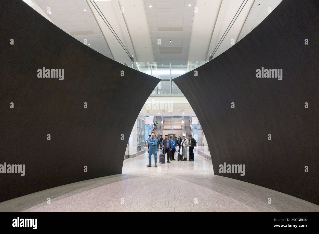 Toronto Canada - 9 gennaio 2025 - Arte all'aeroporto Pearson - sfere inclinate di Richard Serra Foto Stock