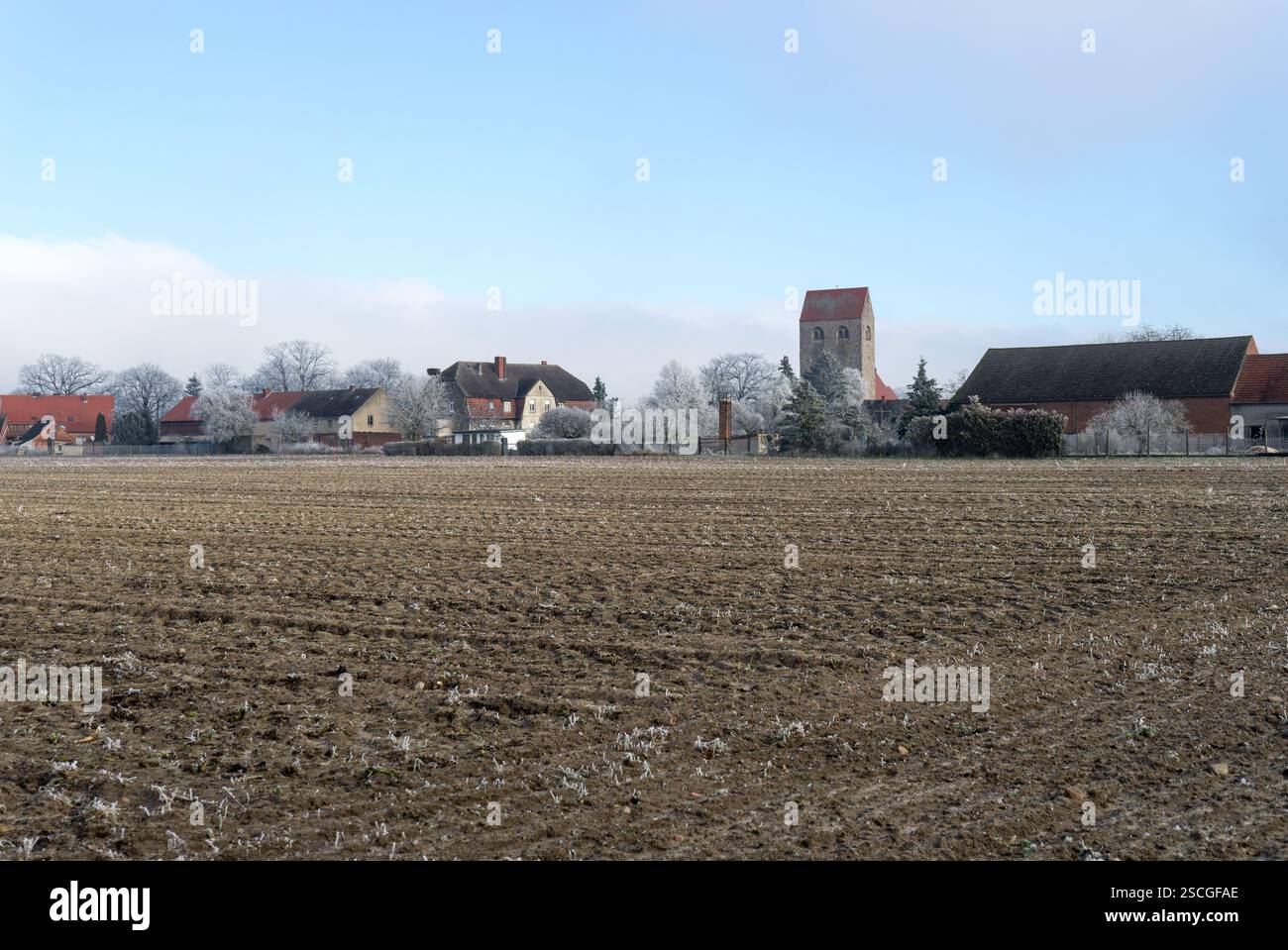 Vista del paesaggio del villaggio nell'Altmark in Sassonia-Anhalt in inverno Foto Stock