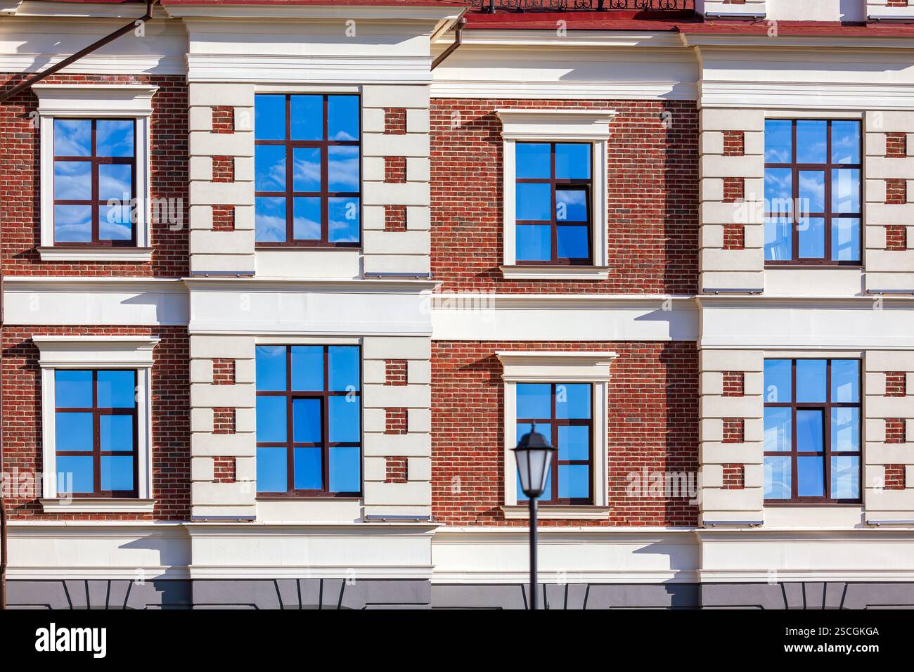 Frammento della facciata di un moderno edificio di appartamenti con finestre. Foto Stock