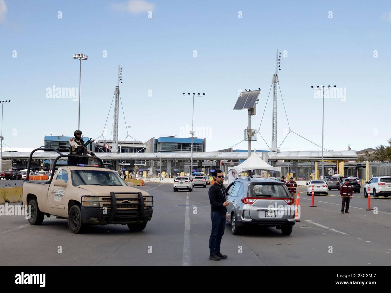 Città del Messico, Messico. 6 febbraio 2025. I soldati dell'esercito messicano sono in servizio al confine tra Messico e Stati Uniti, a Tijuana, Messico, il 6 febbraio 2025. Il presidente messicano Claudia Sheinbaum ha confermato martedì che 10.000 soldati della Guardia Nazionale hanno iniziato lo spiegamento lungo il confine di 3.200 km con gli Stati Uniti. Rafforzare la sicurezza delle frontiere faceva parte di un accordo raggiunto il giorno prima con il suo omologo statunitense, Donald Trump, per combattere il traffico di fentanyl e frenare la migrazione clandestina. Crediti: Joebeth Terriquez/Xinhua/Alamy Live News Foto Stock