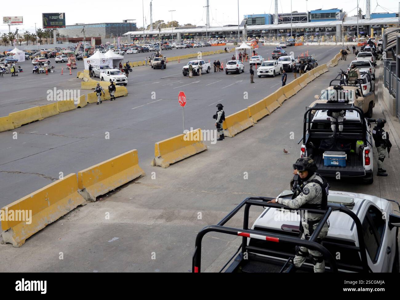 Città del Messico, Messico. 6 febbraio 2025. Le truppe della Guardia Nazionale messicana e i soldati dell'esercito messicano sono in servizio al confine tra Messico e Stati Uniti, a Tijuana, Messico, il 6 febbraio 2025. Il presidente messicano Claudia Sheinbaum ha confermato martedì che 10.000 soldati della Guardia Nazionale hanno iniziato lo spiegamento lungo il confine di 3.200 km con gli Stati Uniti. Rafforzare la sicurezza delle frontiere faceva parte di un accordo raggiunto il giorno prima con il suo omologo statunitense, Donald Trump, per combattere il traffico di fentanyl e frenare la migrazione clandestina. Crediti: Joebeth Terriquez/Xinhua/Alamy Live News Foto Stock