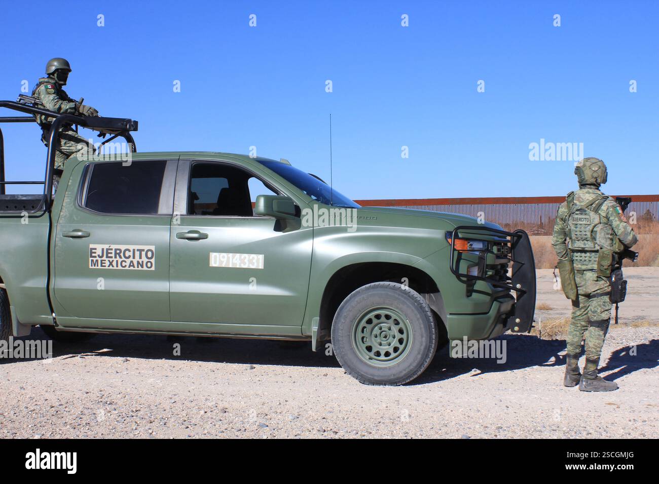 Città del Messico, Messico. 6 febbraio 2025. Soldati dell'esercito messicano sono in servizio al confine tra Messico e Stati Uniti, a Ciudad Juarez, stato di Chihuahua, Messico, il 6 febbraio, 2025. il presidente messicano Claudia Sheinbaum ha confermato martedì che 10.000 soldati della Guardia Nazionale hanno iniziato lo spiegamento lungo il confine di 3.200 km con gli Stati Uniti. Rafforzare la sicurezza delle frontiere faceva parte di un accordo raggiunto il giorno prima con il suo omologo statunitense, Donald Trump, per combattere il traffico di fentanyl e frenare la migrazione clandestina. Crediti: Luis Perea/Xinhua/Alamy Live News Foto Stock