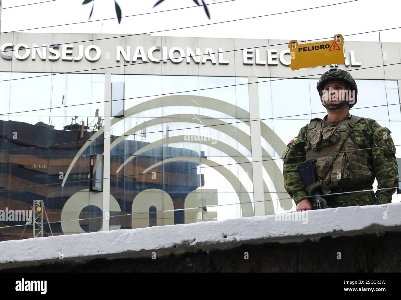 Quito, Ecuador. 6 febbraio 2025. Un membro dell'esercito ecuadoriano è di guardia davanti al Consiglio elettorale nazionale, a Quito, Ecuador, 6 febbraio 2025. L'Ecuador terrà le elezioni generali il 9 febbraio. Crediti: Carolina Endara/Xinhua/Alamy Live News Foto Stock