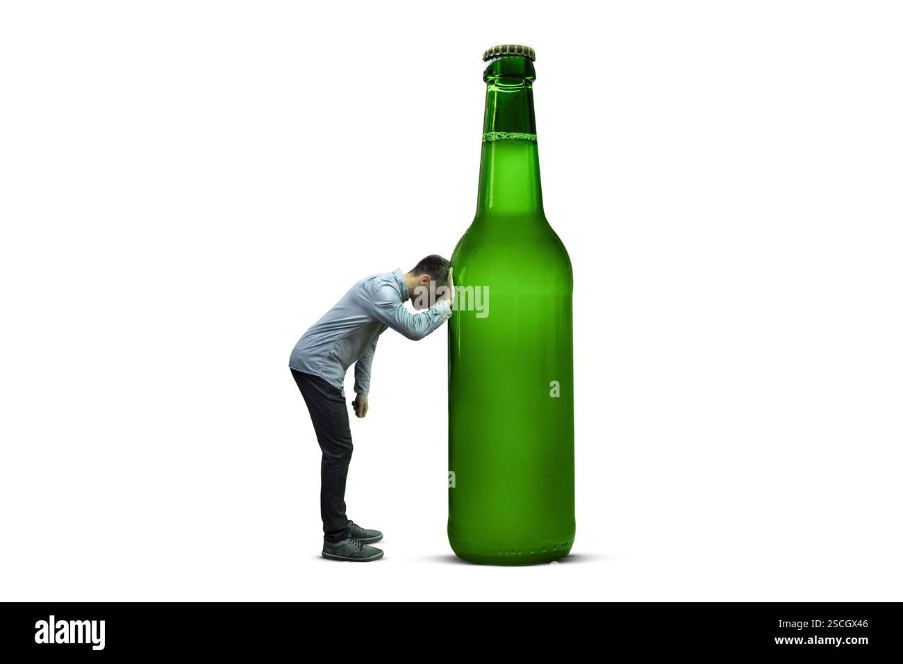 Persona che si appoggia tristemente contro una bottiglia di birra gigante surreale isolata sul bianco Foto Stock