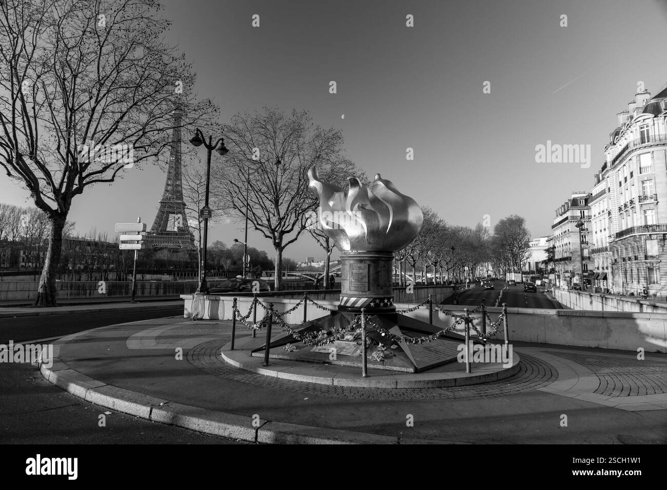 Parigi, Francia - 24 gennaio 2022: La fiamma della libertà è una replica a grandezza naturale ricoperta di foglie d'oro della torcia della Statua della libertà, situata a nea Foto Stock