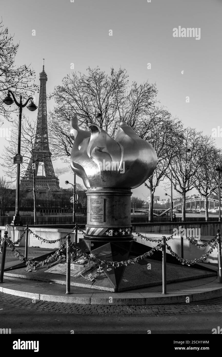 Parigi, Francia - 24 gennaio 2022: La fiamma della libertà è una replica a grandezza naturale ricoperta di foglie d'oro della torcia della Statua della libertà, situata a nea Foto Stock