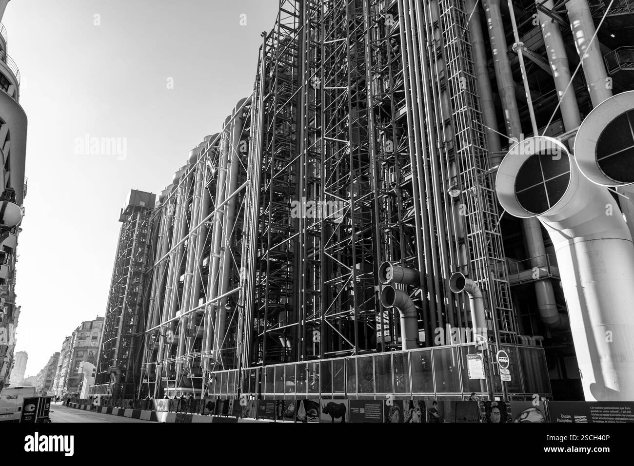 Parigi, Francia - 24 gennaio 2022: Il National Georges Pompidou Centre of Art and Culture, conosciuto anche come il Pompidou Centre, è un edificio complesso nel quartiere Foto Stock