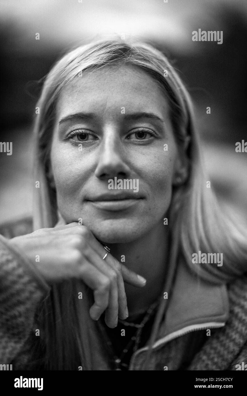 ritratto di donna che guarda la fotocamera toccando delicatamente il viso Foto Stock