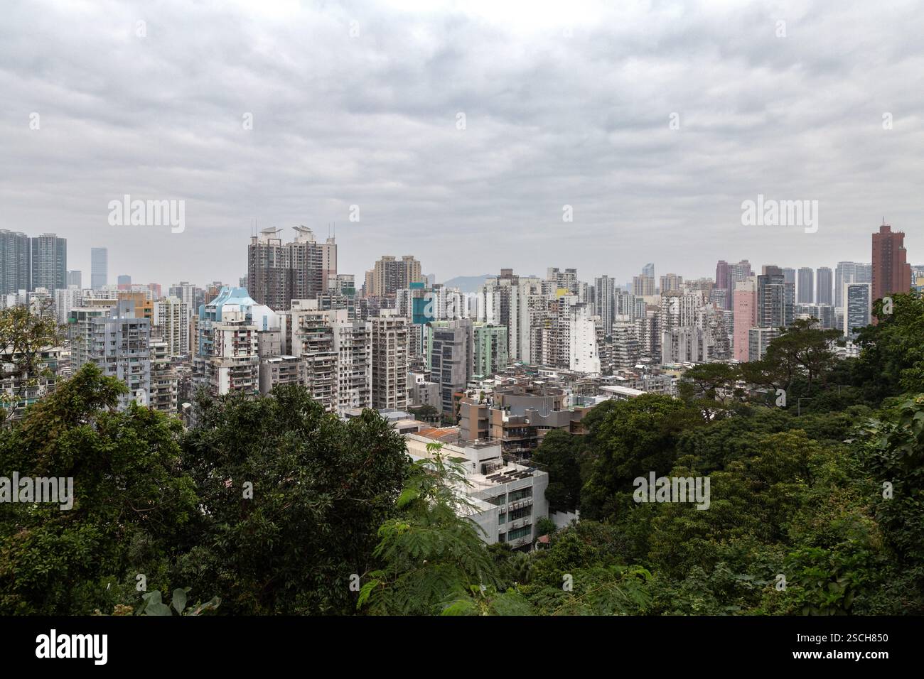 Il paesaggio urbano di Macao visto da un punto di vista durante il giorno nuvoloso Foto Stock