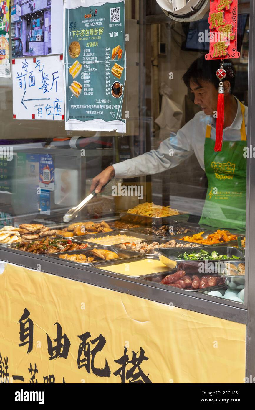 Uomo cinese che vende cibo di strada a Macao Foto Stock