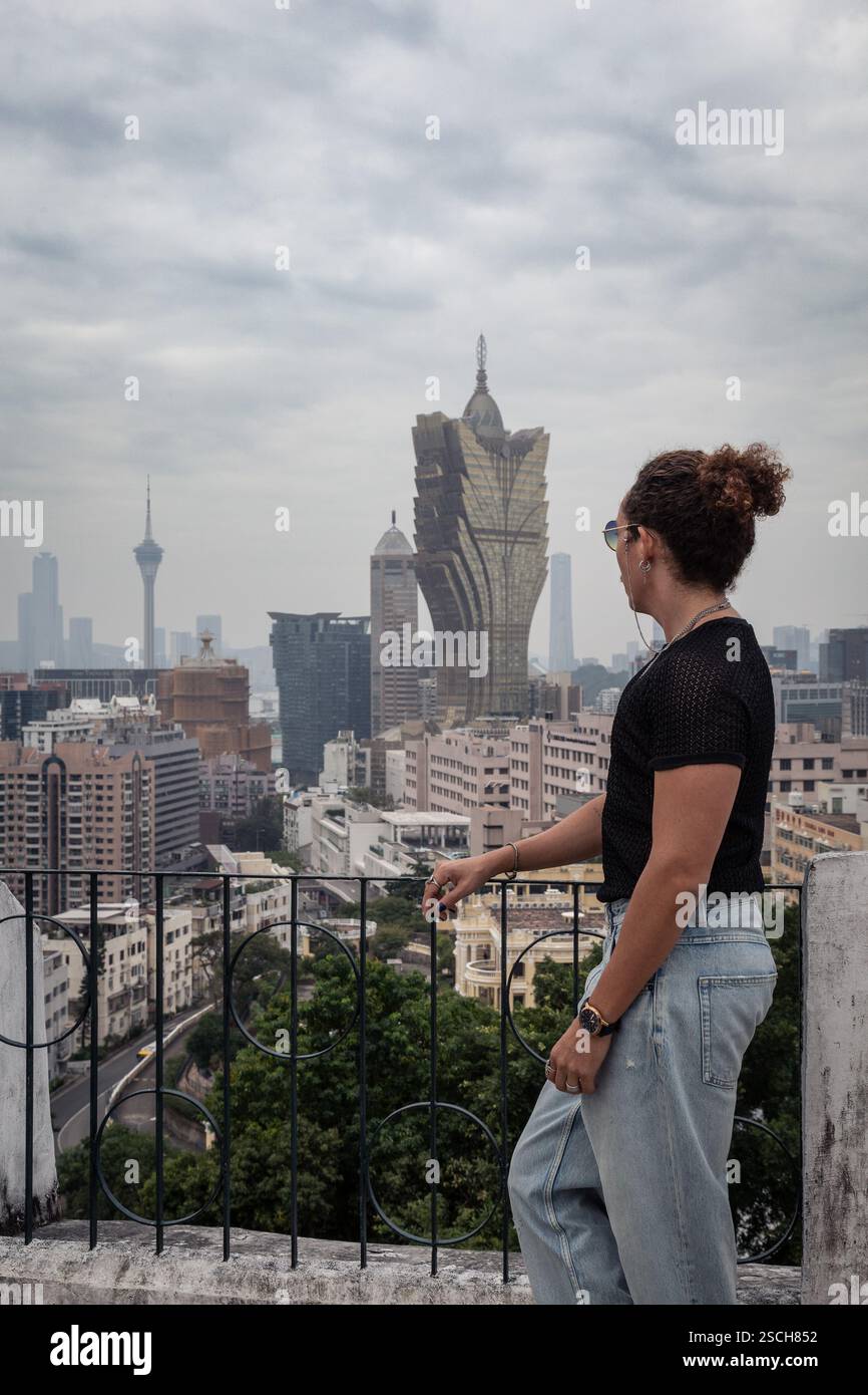 Turista maschile con occhiali da sole e testa di panino a Macao Foto Stock