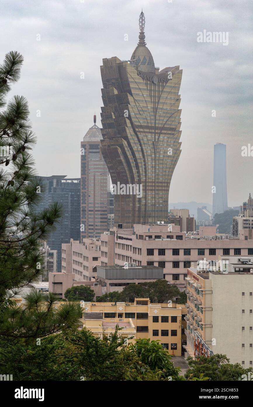 Iconico edificio Grand Lisboa sotto il cielo nuvoloso a Macao Foto Stock