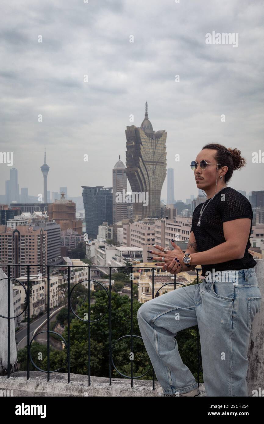 Turista maschile con occhiali da sole e testa di panino a Macao Foto Stock