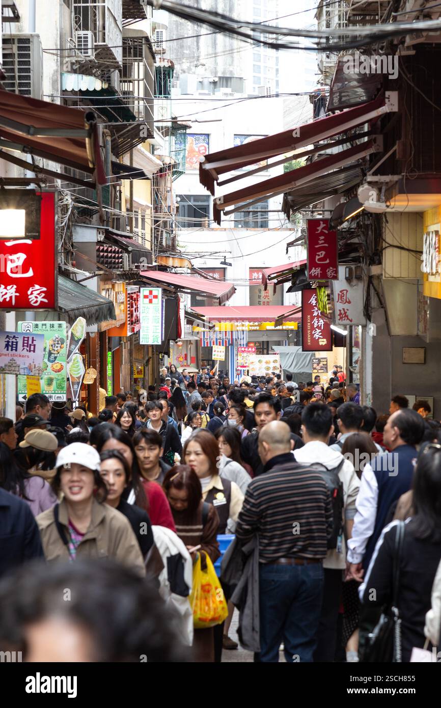 Folle che vagano per la strada di San Paolo a Macao Foto Stock
