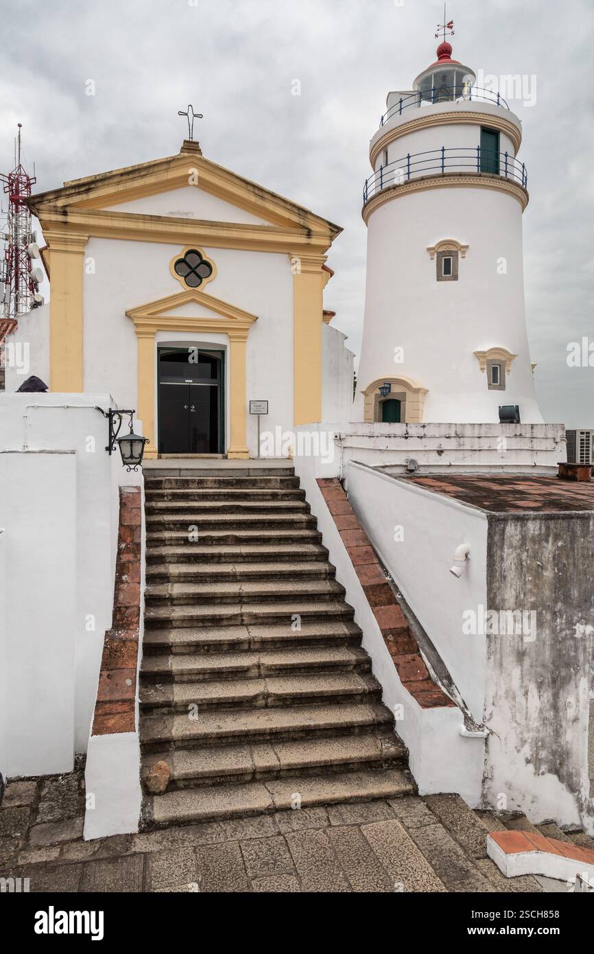 La Fortezza di Guia e il Faro durante la giornata nuvolosa a Macao Foto Stock