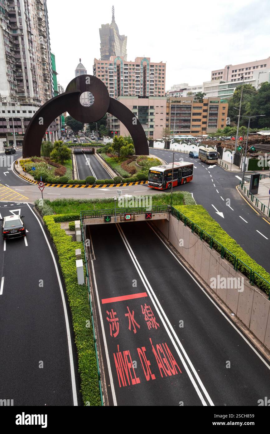 Alla rotatoria di Macao ci sono autobus pubblici e taxi Foto Stock