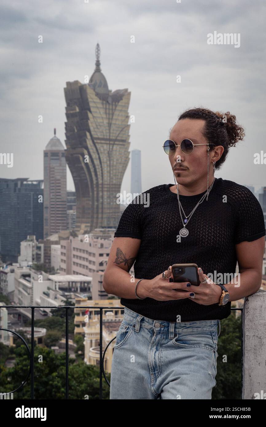 Turista maschile con occhiali da sole e testa di panino a Macao Foto Stock