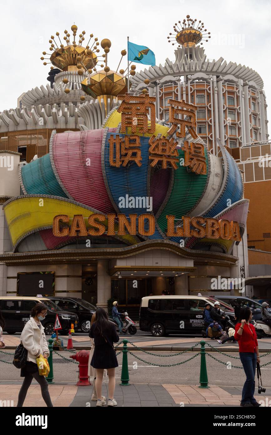 Ingresso al casinò Lisboa durante la giornata intensa Foto Stock