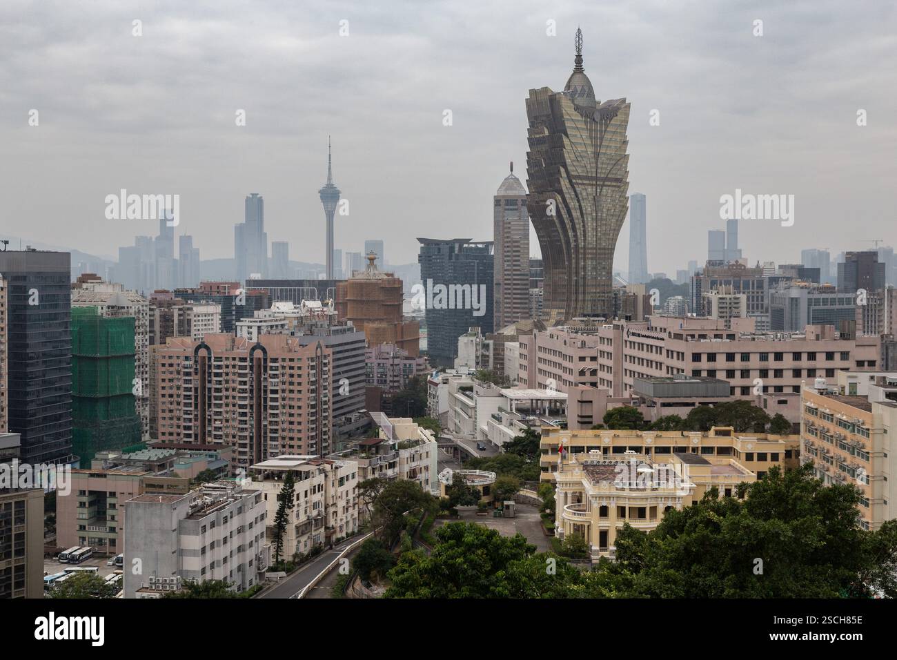 Iconico edificio Grand Lisboa sotto il cielo nuvoloso a Macao Foto Stock