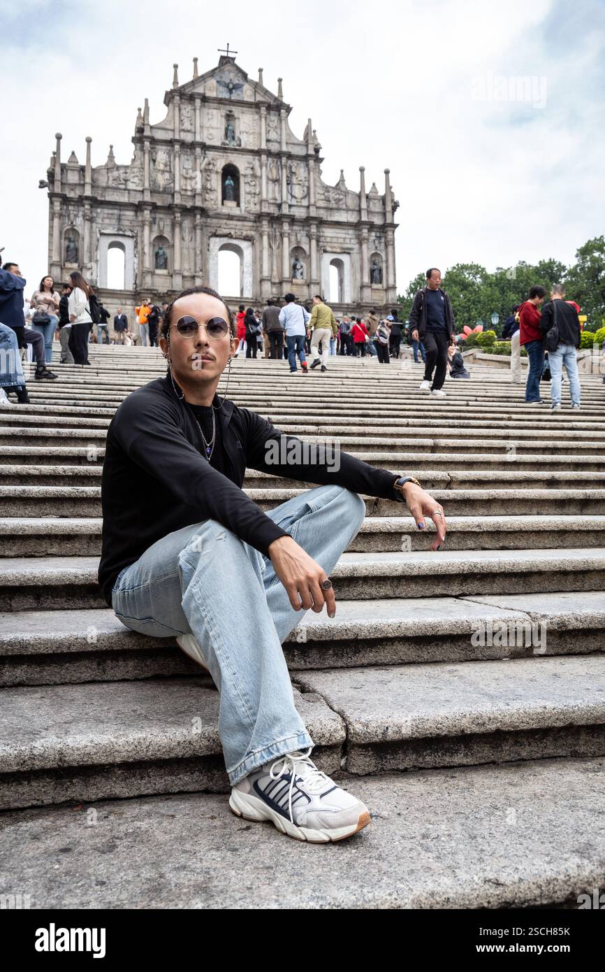 Turista maschile alla scala delle rovine di San Paolo a Macao Foto Stock