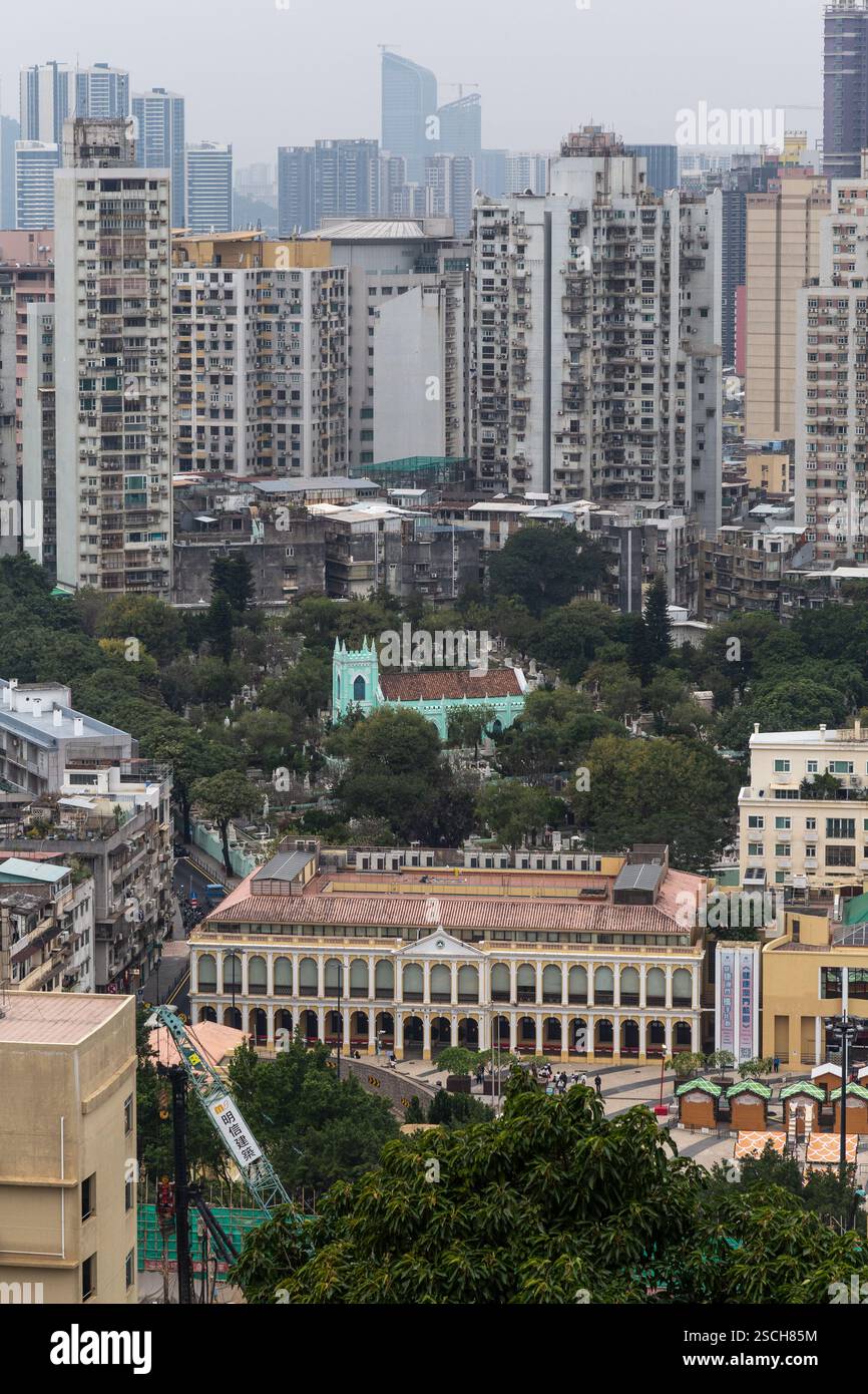 Vista ad alto angolo dello skyline di Macao con tempio cattolico blu Foto Stock