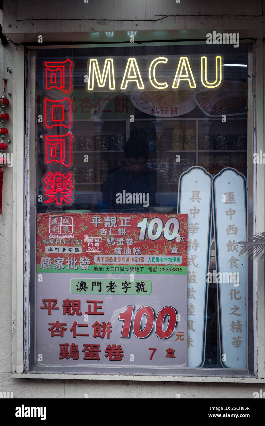 Uomo asiatico, dietro la finestra di un negozio tradizionale cinese Foto Stock