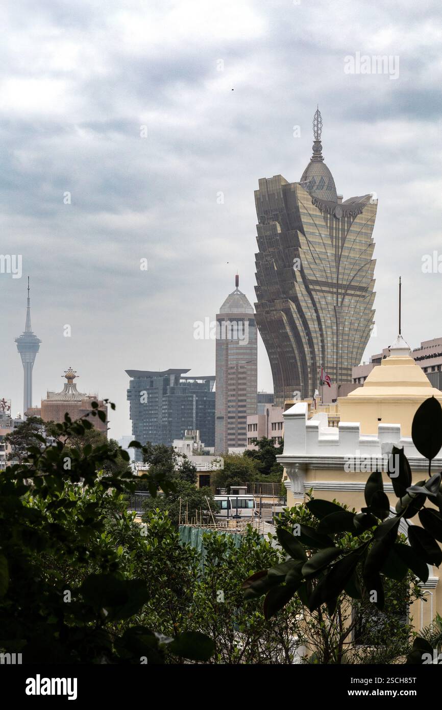 Iconico edificio Grand Lisboa sotto il cielo nuvoloso a Macao Foto Stock