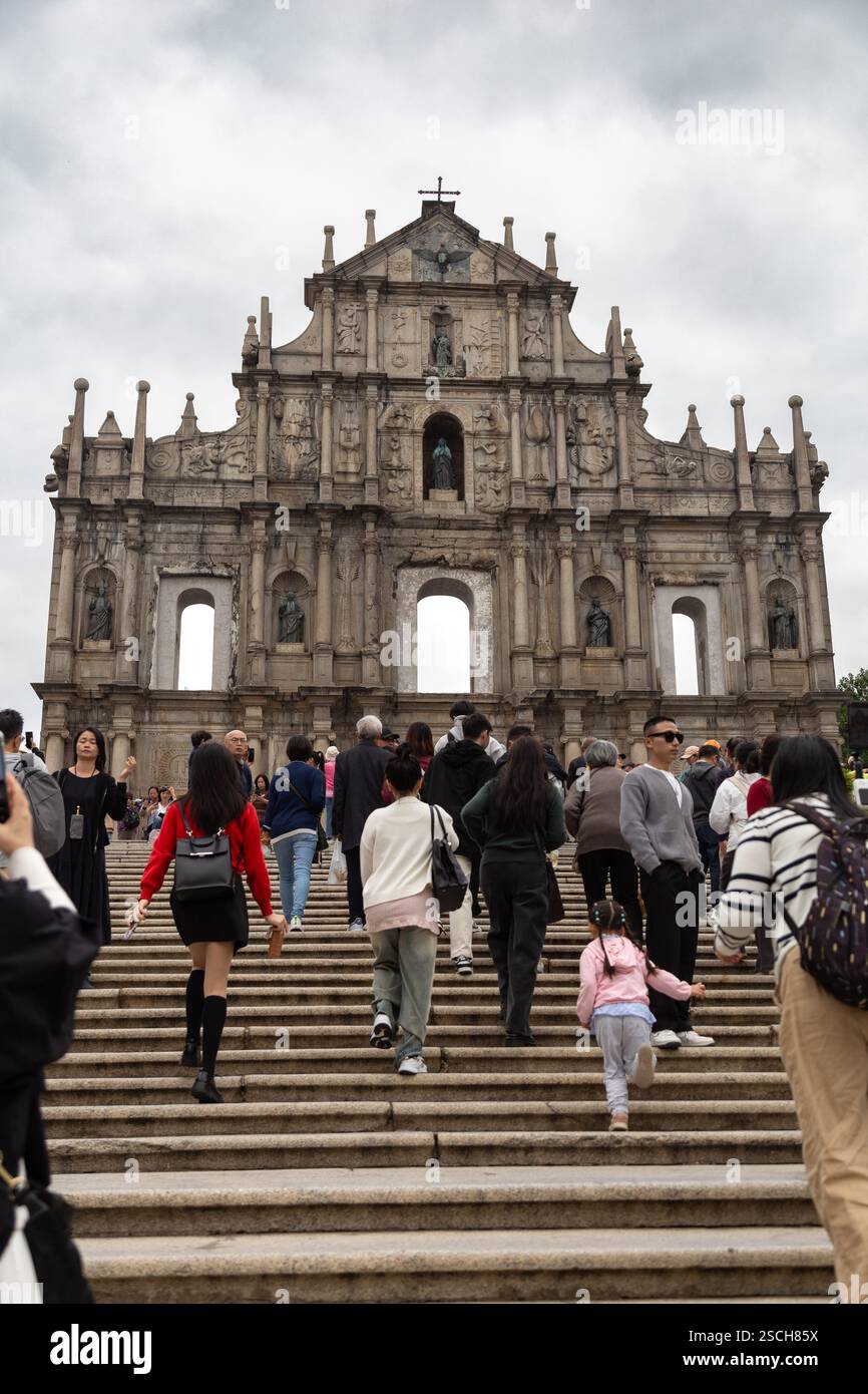 Turisti che visitano le rovine iconiche di San Paolo (rovine di San Paolo) a Macao Foto Stock