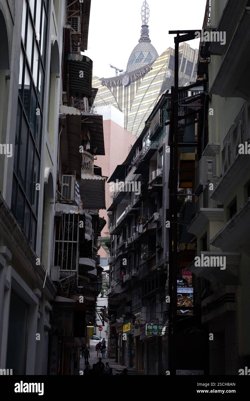 Vicolo scuro con l'edificio Grand Lisboa in fondo Foto Stock