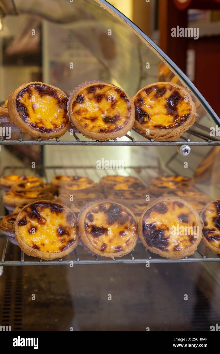 Le tradizionali crostate all'uovo all'interno del cibo più caldo di Macao Foto Stock