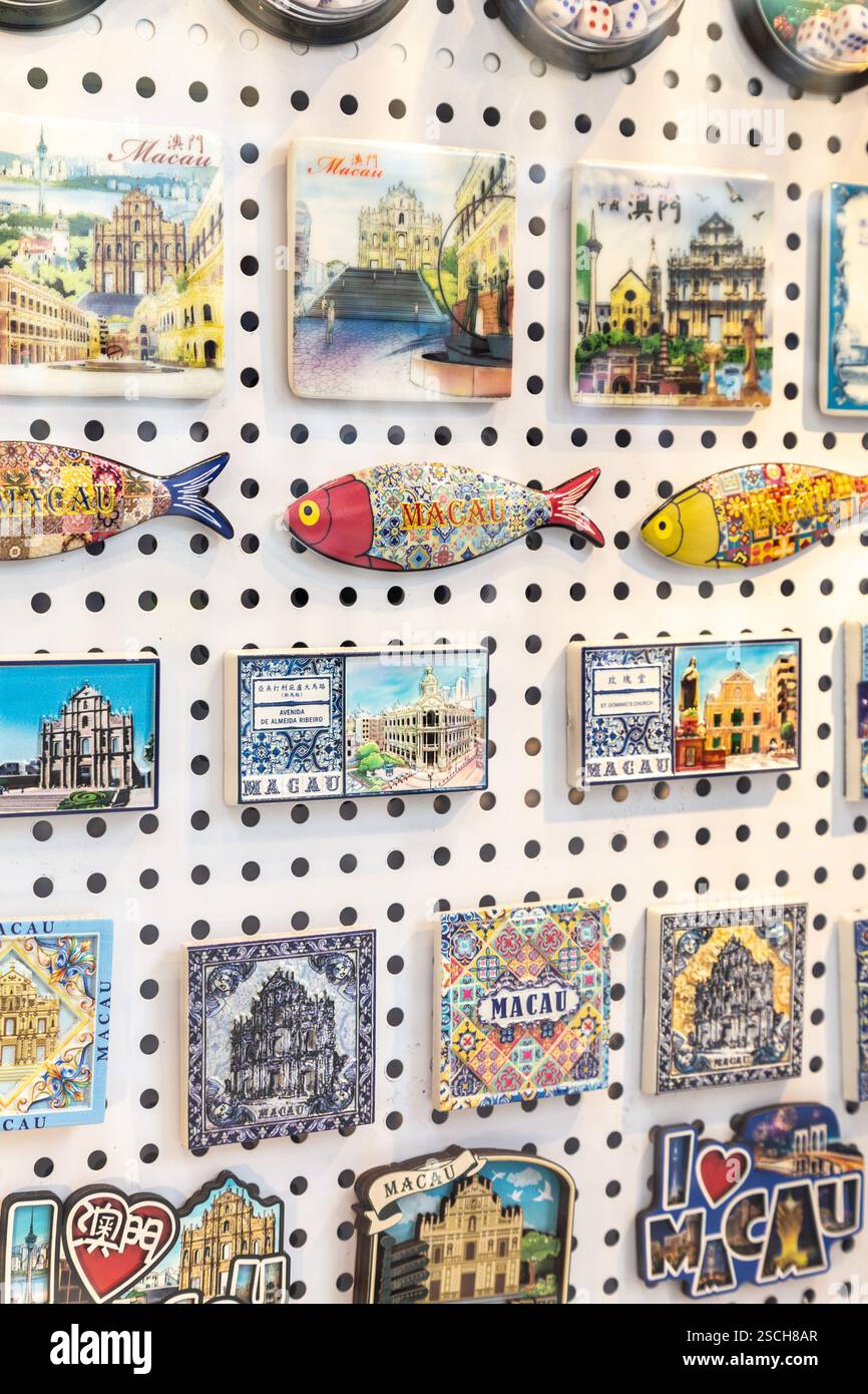 Souvernir tradizionali di Macao, incluse piastrelle portoghesi Foto Stock