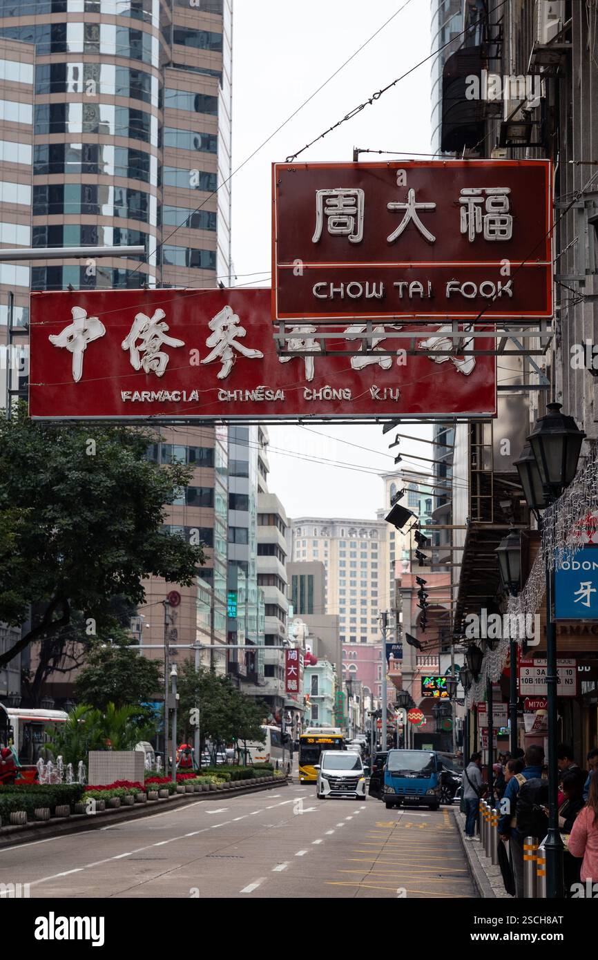 Vecchi cartelli rossi al neon scritti in portoghese e cinese Foto Stock