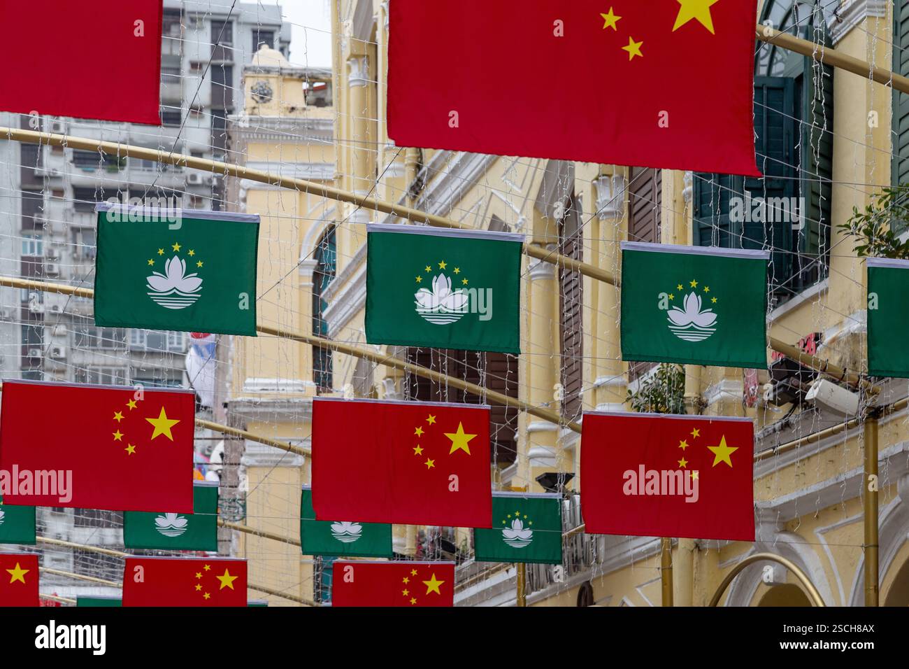 Le bandiere di Macao e cina appese alle decorazioni di strada Foto Stock