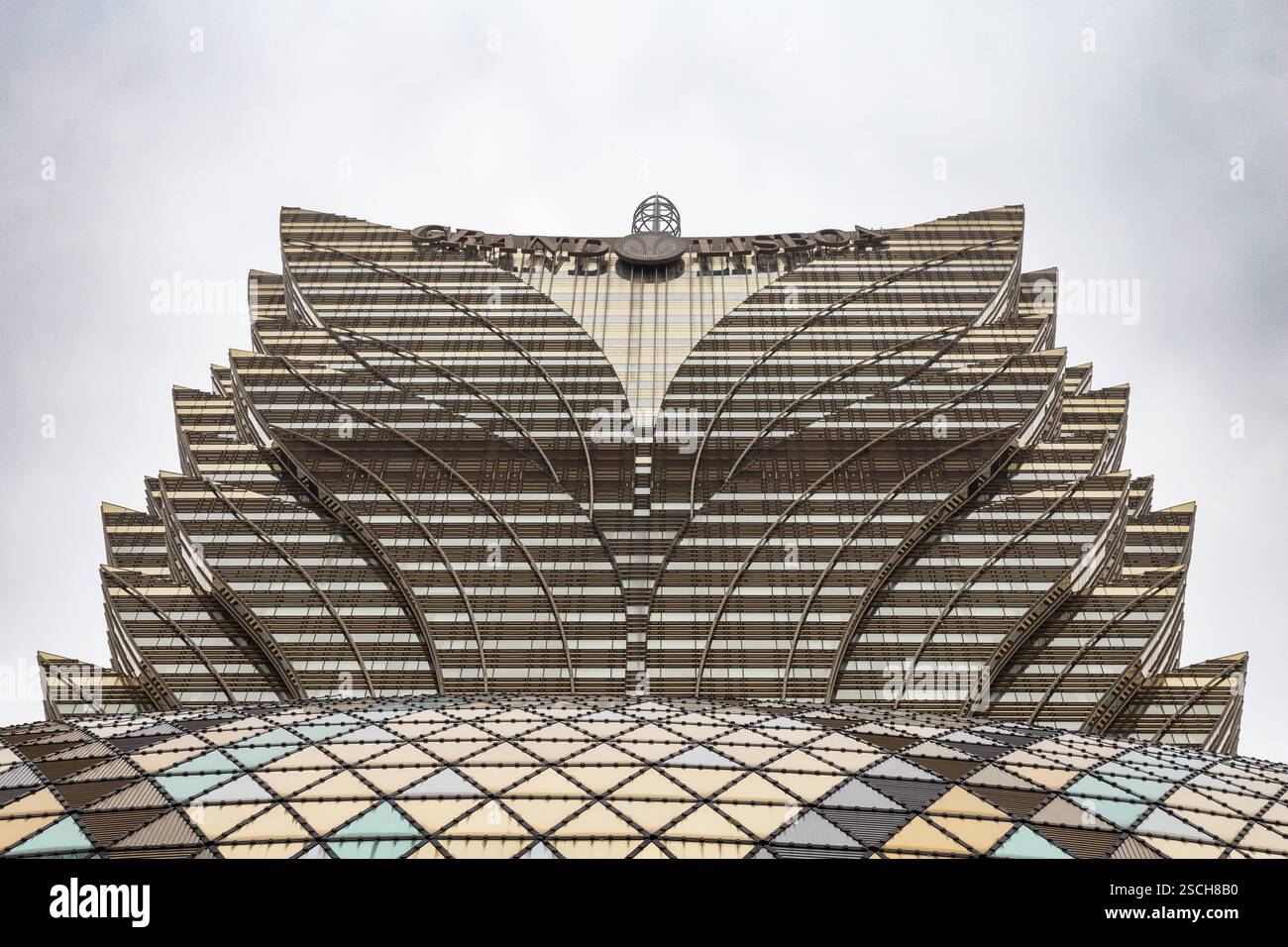 Edificio Grand Lisboa preso da un angolo basso Foto Stock