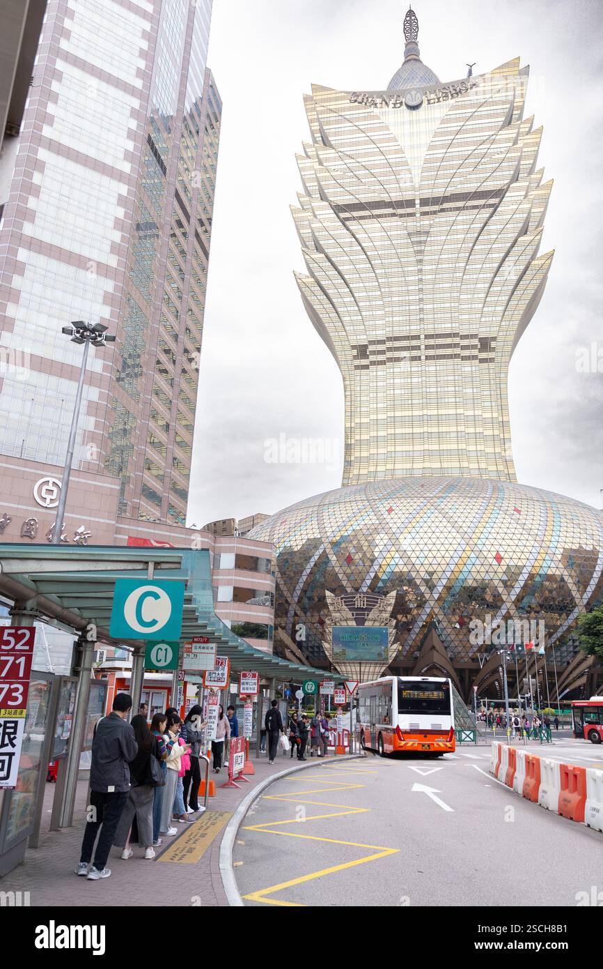 Gente del posto alla stazione degli autobus vicino all'edificio Grand Lisboa Foto Stock