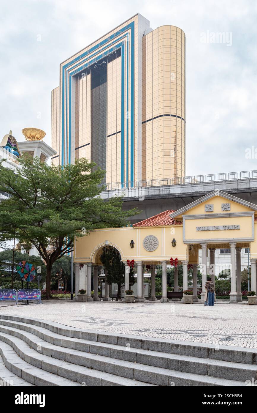 Ingresso Villa da Taipa con alto edificio sullo sfondo Foto Stock