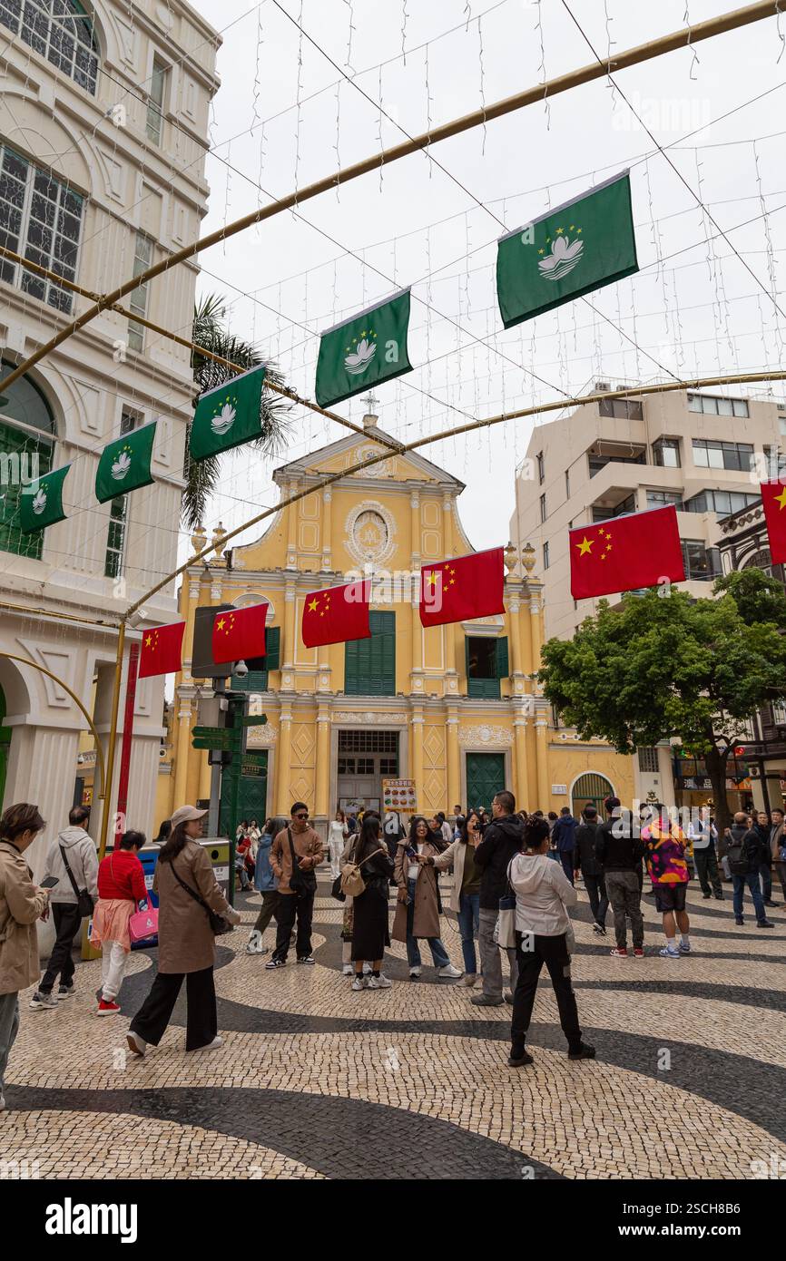 Le bandiere di Macao e cina appese alle decorazioni di strada Foto Stock