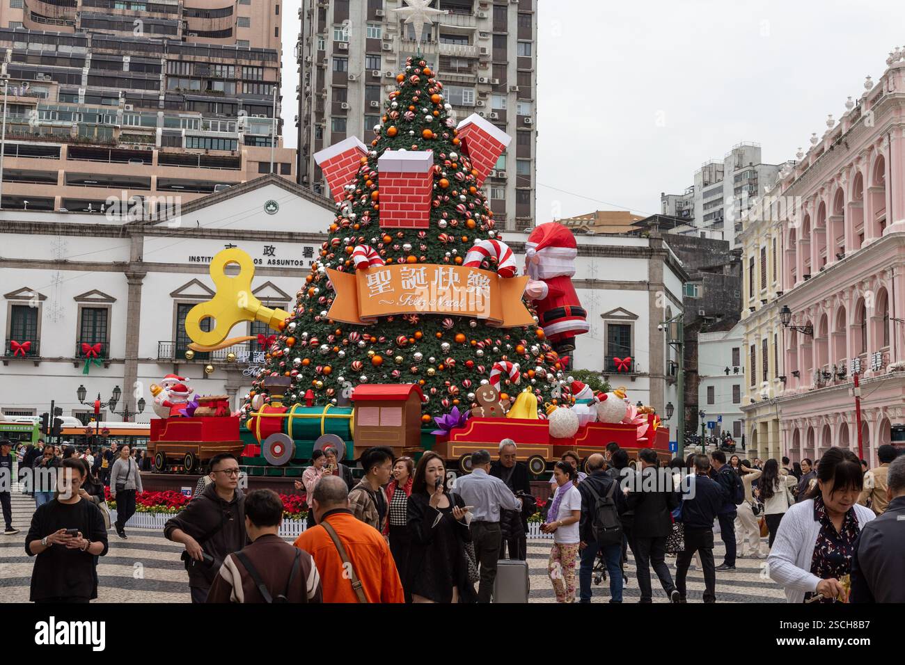 Gente intorno all'albero di natale in Piazza Senado a Macao Foto Stock