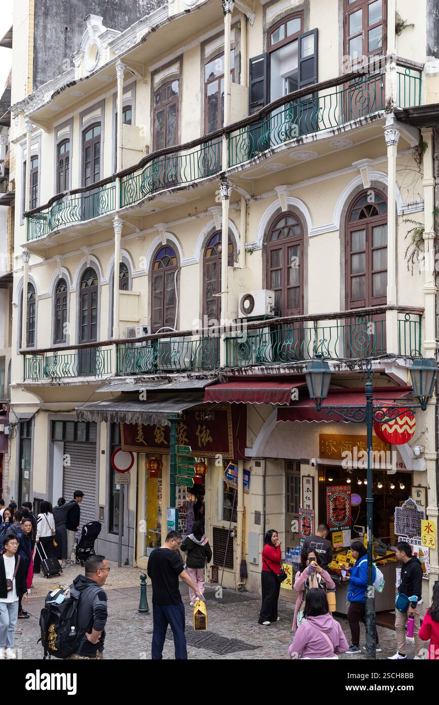 I turisti che esplorano i negozi di Macao sono vicini Foto Stock